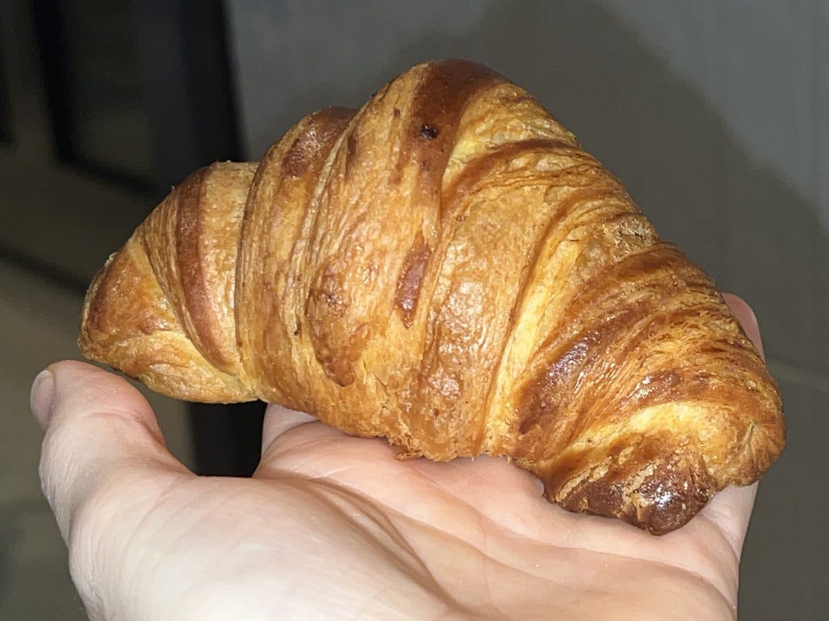 Cornetto al Burro — 72-hour cold-laminated dough, AOP Normandy butter, baked until amber.